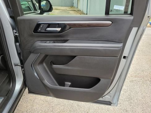 Used 2025 Chevrolet Suburban Z71 AWD/4WD image 11