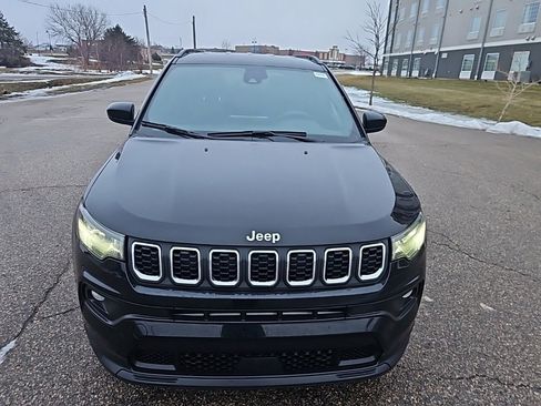 Used 2024 Jeep Compass Latitude image 10