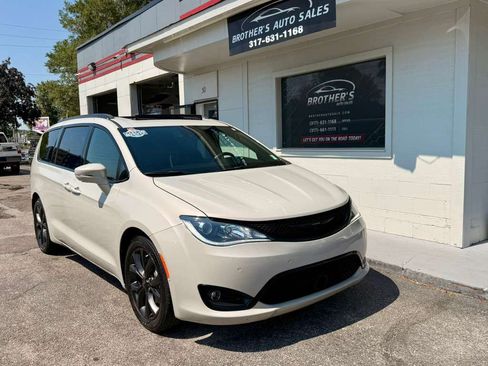 Used 2019 Chrysler Pacifica Limited w/ Advanced Safetytec Group FWD image 10
