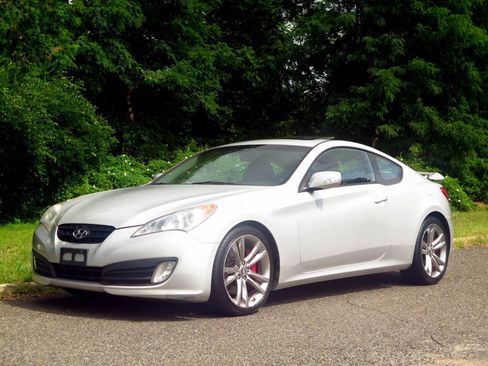 Used 2011 Hyundai Genesis 3.8 RWD image 1