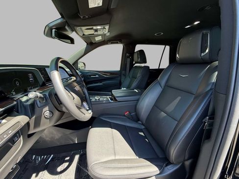 Used 2024 Cadillac Escalade Luxury AWD/4WD image 2