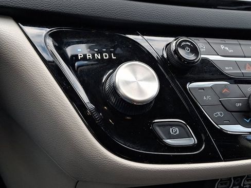 Certified 2023 Chrysler Pacifica Touring-L image 19