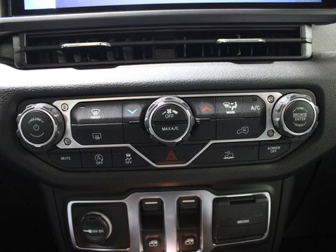 Used 2025 Jeep Wrangler Sport image 21