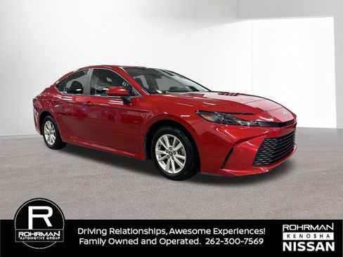 Used 2025 Toyota Camry LE image 3