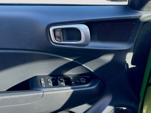 Used 2023 Hyundai Venue SEL image 11