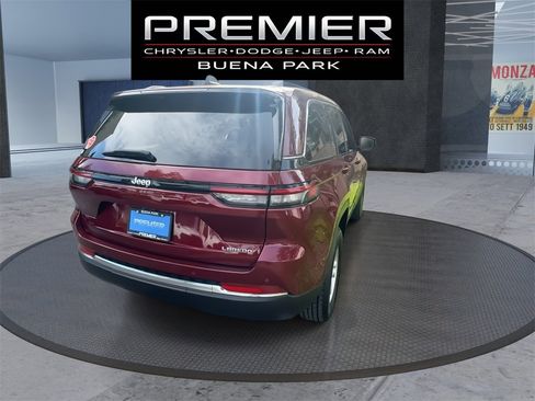 Certified 2024 Jeep Grand Cherokee Laredo image 7