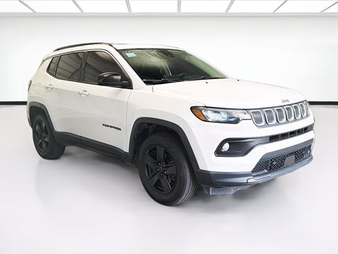 Used 2022 Jeep Compass Latitude w/ Sun and Sound Group AWD/4WD image 3