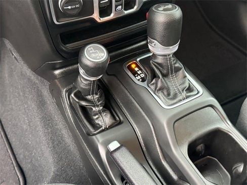 Used 2024 Jeep Wrangler Sahara image 21