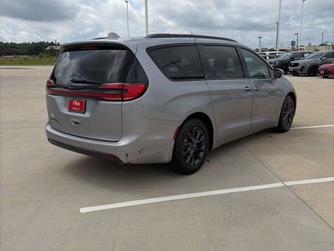 Used 2021 Chrysler Pacifica Touring w/ S Appearance Package FWD image 1