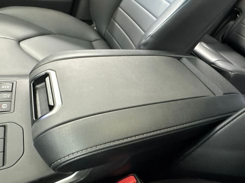 Used 2023 Toyota Highlander XLE AWD/4WD image 30