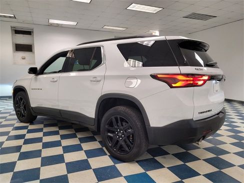 Used 2022 Chevrolet Traverse LT image 3