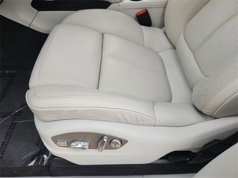 Used 2024 Porsche Macan w/ Premium Plus Package image 22