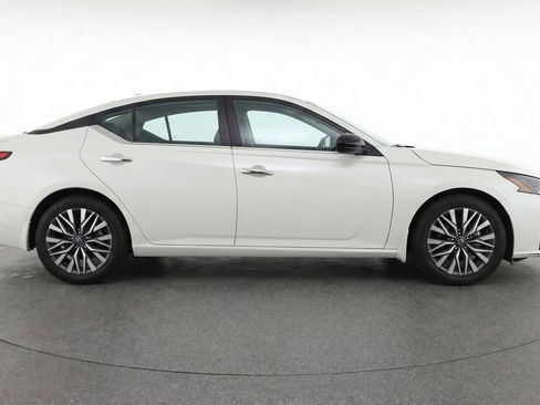Used 2025 Nissan Altima 2.5 SV image 11