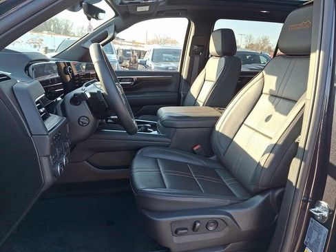Used 2025 Chevrolet Suburban High Country w/ Sun And Tow Package AWD/4WD image 2