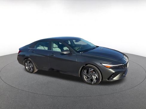 Used 2025 Hyundai Elantra Limited image 2