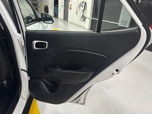 Used 2021 Hyundai Venue SEL FWD image 31