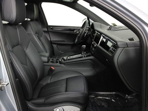 Used 2025 Porsche Macan image 31