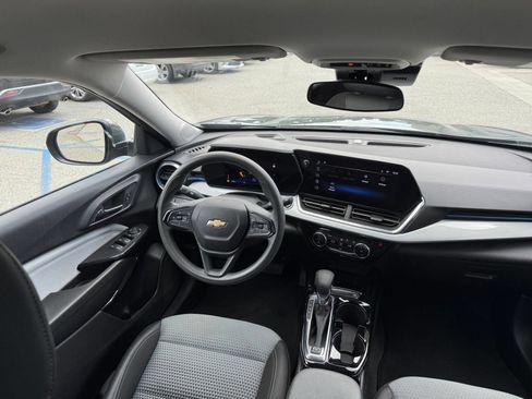 Used 2025 Chevrolet Trax LT FWD image 34