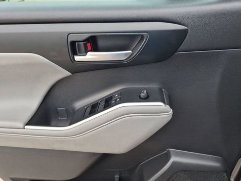 Used 2021 Toyota Highlander XLE image 13