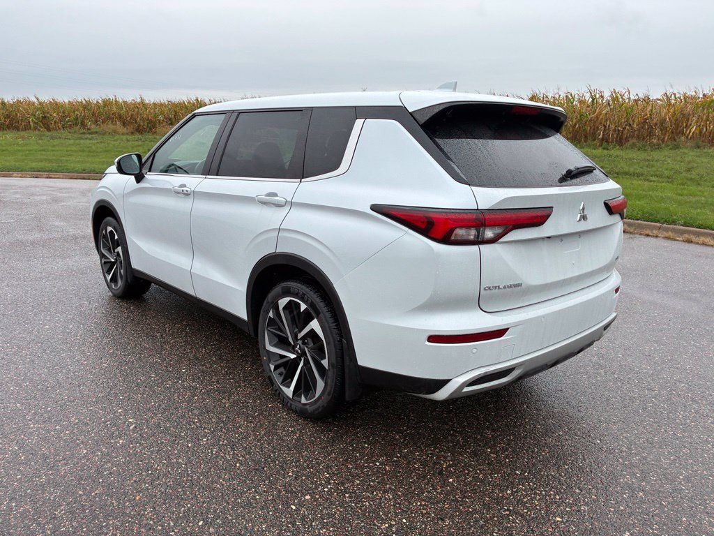 Used 2023 Mitsubishi Outlander ES AWD/4WD image 6