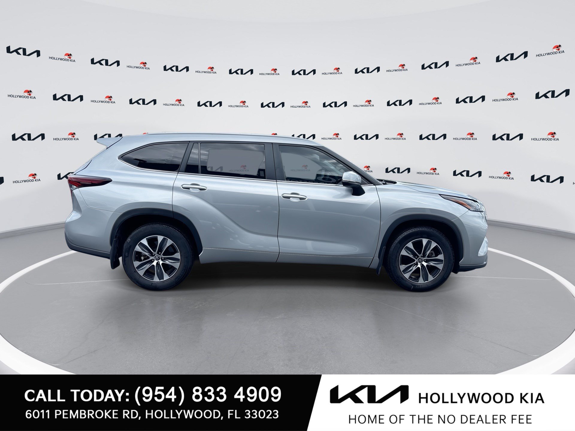 Used 2024 Toyota Highlander XLE FWD image 9