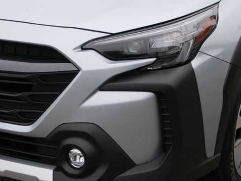 Certified 2025 Subaru Outback Touring AWD/4WD image 9