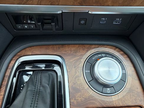 Used 2024 Nissan Armada SL w/ Captain's Chairs Package image 30