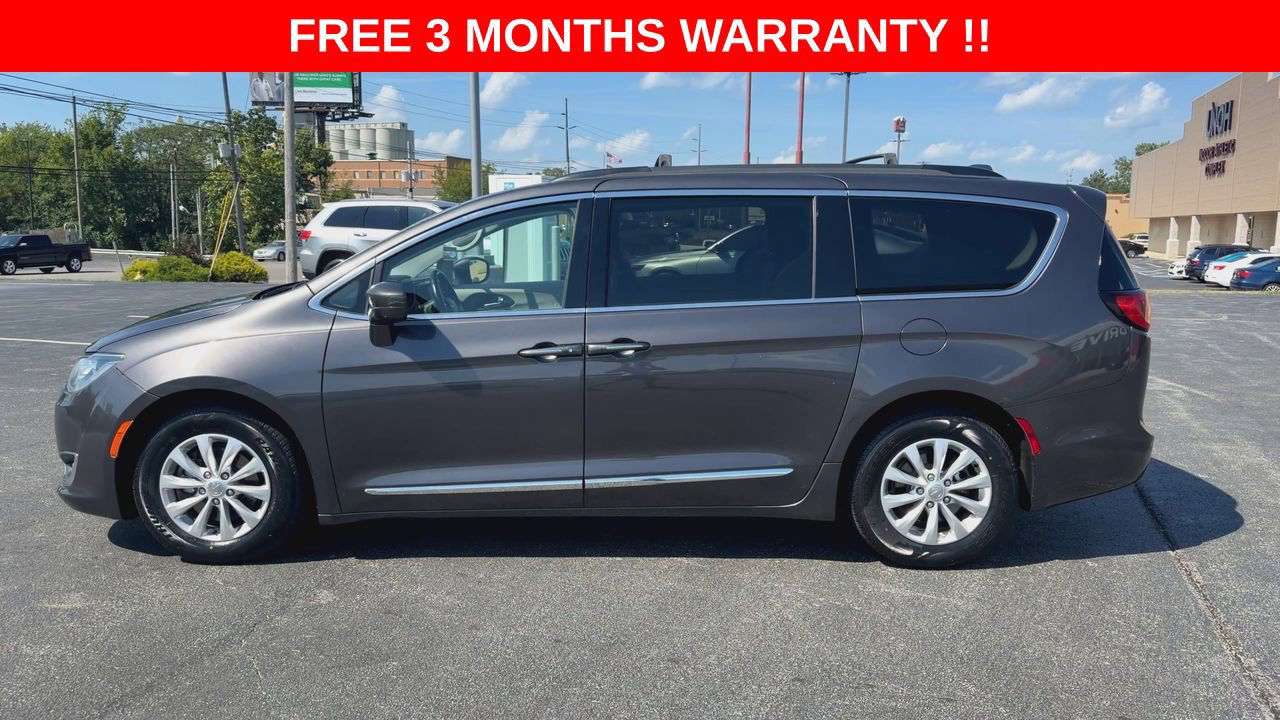 Used 2017 Chrysler Pacifica Touring-L FWD image 5