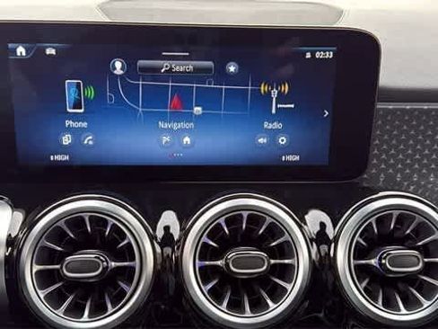 Used 2025 Mercedes-Benz GLB 250 4MATIC image 21