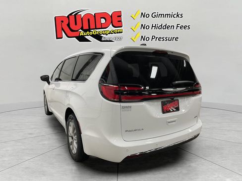 New 2026 Chrysler Pacifica Select AWD/4WD image 3