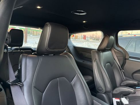 Used 2023 Chrysler Pacifica Touring-L w/ Uconnect Theater Family Group image 18
