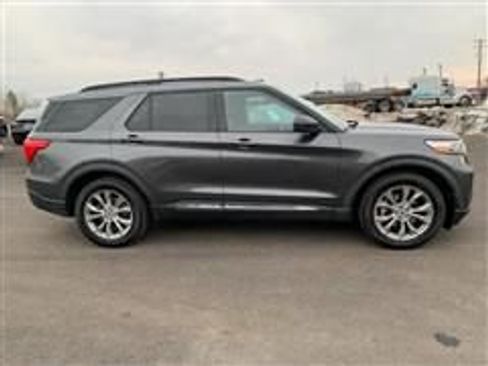Used 2020 Ford Explorer XLT w/ Equipment Group 202A image 4