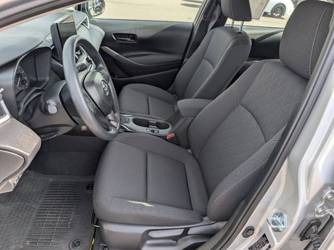 Used 2025 Toyota Corolla LE image 2