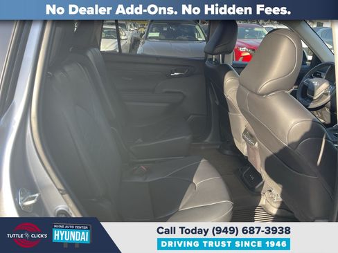 Used 2024 Toyota Highlander XLE FWD image 17