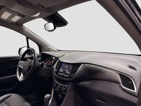 Used 2022 Chevrolet Trax LT w/ LT Convenience Package image 28