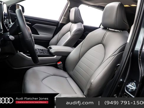 Used 2025 Toyota Highlander XLE image 18