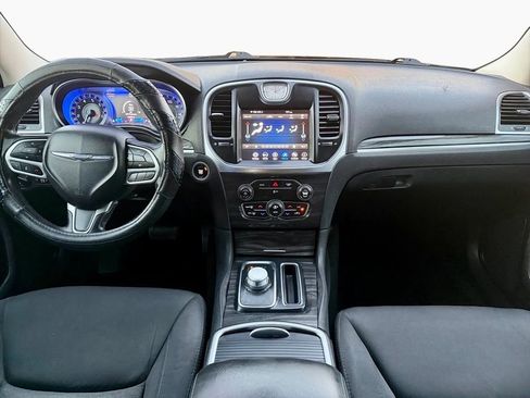 Used 2018 Chrysler 300 Touring w/ Chrome Appearance Package image 10