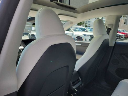 Used 2024 Tesla Model Y Long Range AWD/4WD image 17