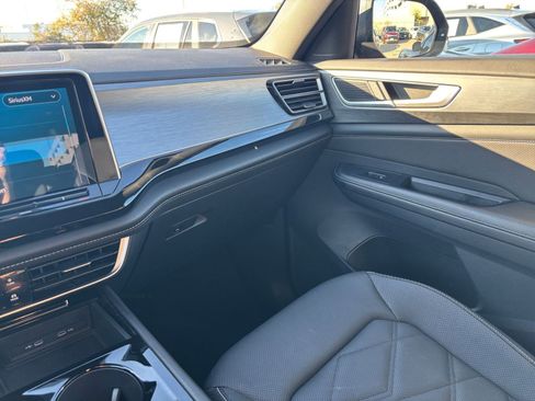 Used 2025 Volkswagen Atlas Cross Sport SE image 36