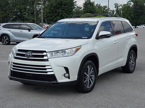 Used 2018 Toyota Highlander XLE FWD image 2