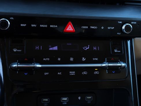 Used 2022 Kia Carnival EX image 14