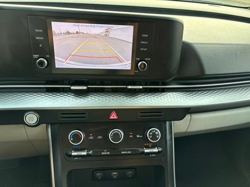 Used 2022 Kia Carnival LX FWD image 15