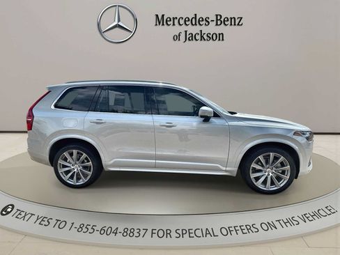 Used 2022 Volvo XC90 T5 Momentum w/ Climate Package FWD image 9