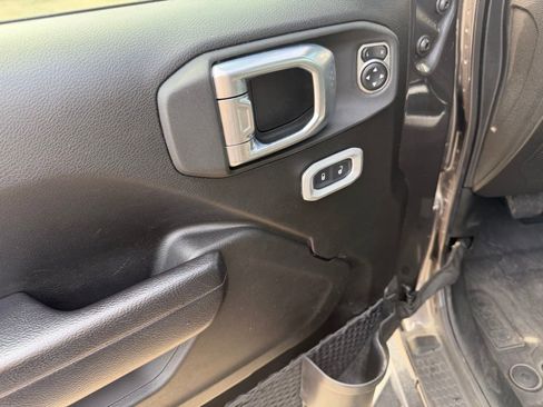 Used 2023 Jeep Gladiator Sport image 14