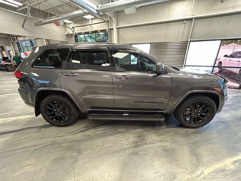 Used 2017 Jeep Grand Cherokee Altitude AWD/4WD image 26