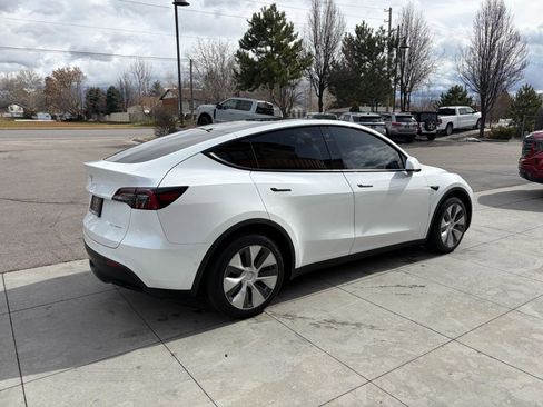 Used 2022 Tesla Model Y Long Range image 21