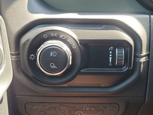 Used 2025 Jeep Gladiator Mojave AWD/4WD image 24