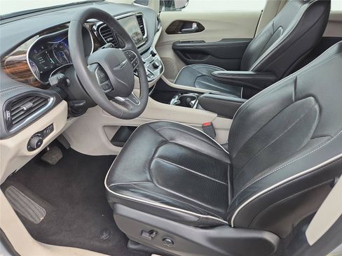 Used 2024 Chrysler Pacifica Limited FWD image 15