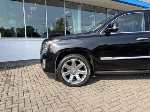 Used 2020 Cadillac Escalade Premium Luxury AWD/4WD image 9