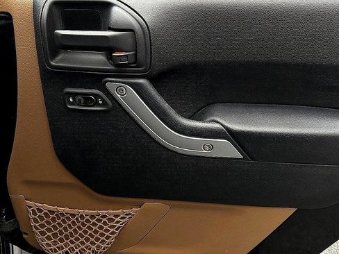 Used 2017 Jeep Wrangler Unlimited Rubicon w/ Connectivity Group image 27